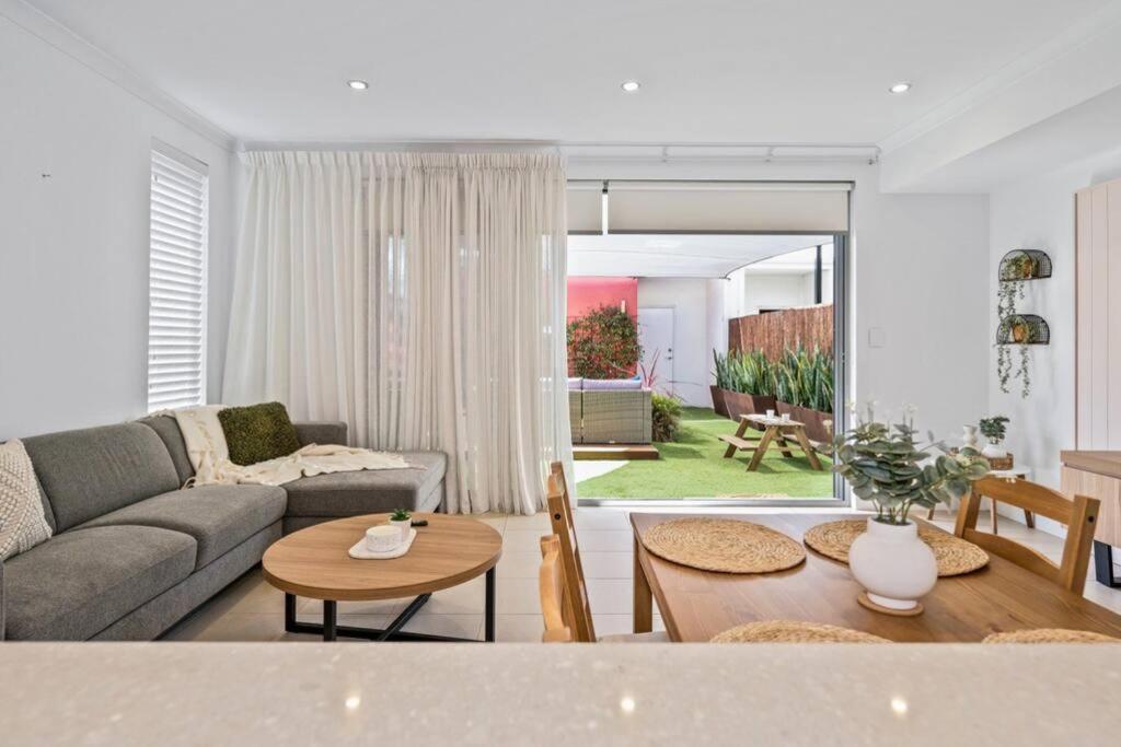 Seaside Beach House, luxury 3x2, fire pit, secure garden, pet friendly, sleeps 8, opp cafe
