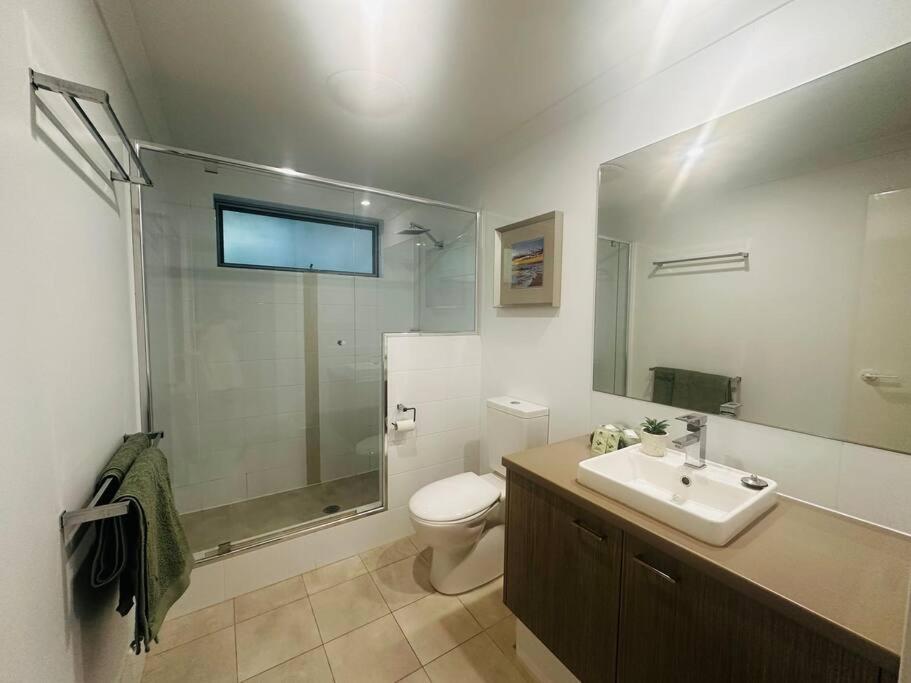 Seaside Beach House, luxury 3x2, fire pit, secure garden, pet friendly, sleeps 8, opp cafe