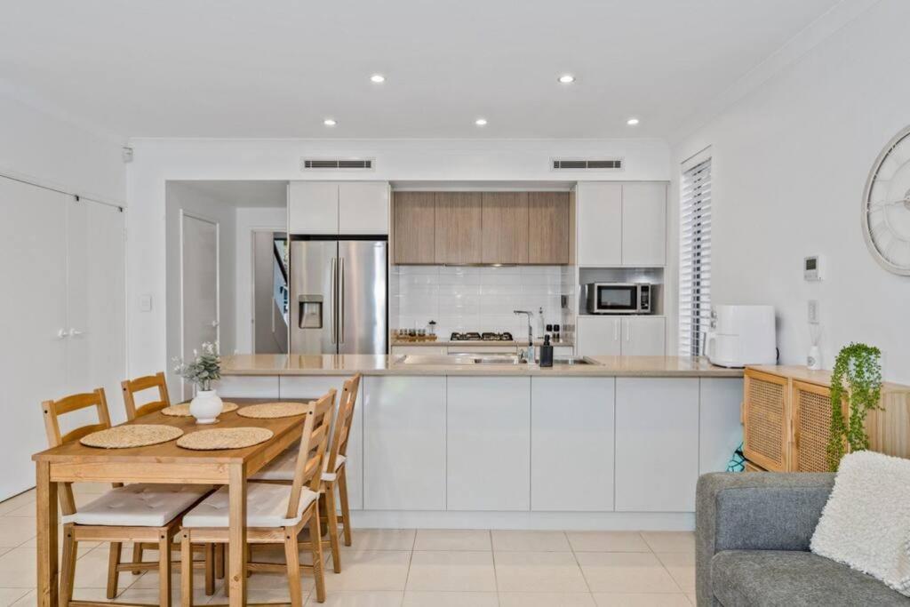 Seaside Beach House, luxury 3x2, fire pit, secure garden, pet friendly, sleeps 8, opp cafe
