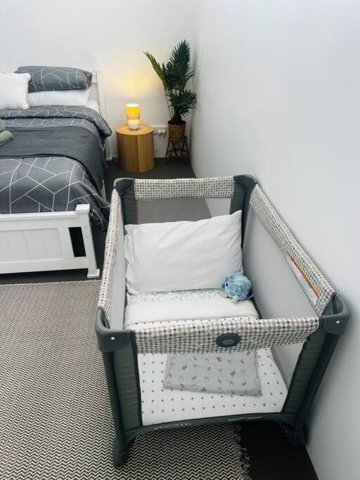 Seaside Beach House, luxury 3x2, fire pit, secure garden, pet friendly, sleeps 8, opp cafe