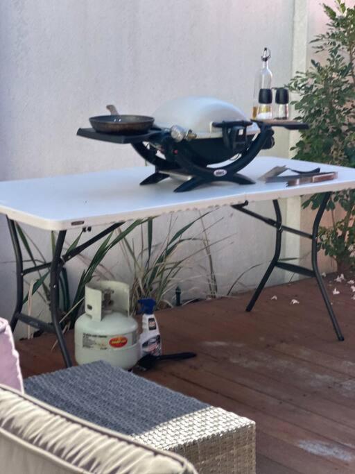 Seaside Beach House, luxury 3x2, fire pit, secure garden, pet friendly, sleeps 8, opp cafe
