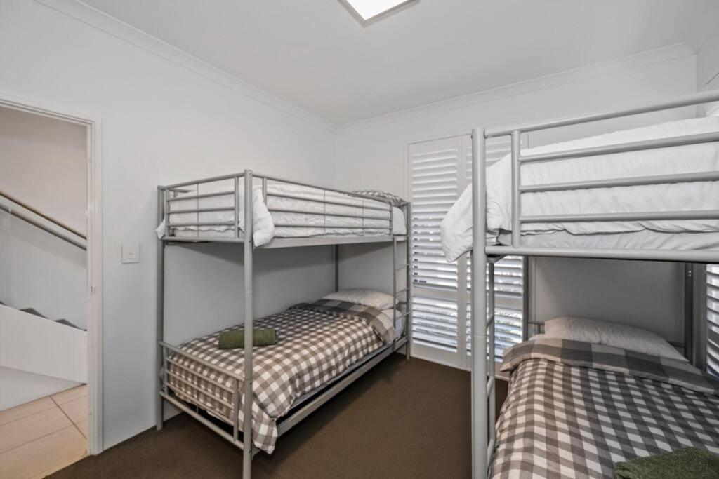 Seaside Beach House, luxury 3x2, fire pit, secure garden, pet friendly, sleeps 8, opp cafe