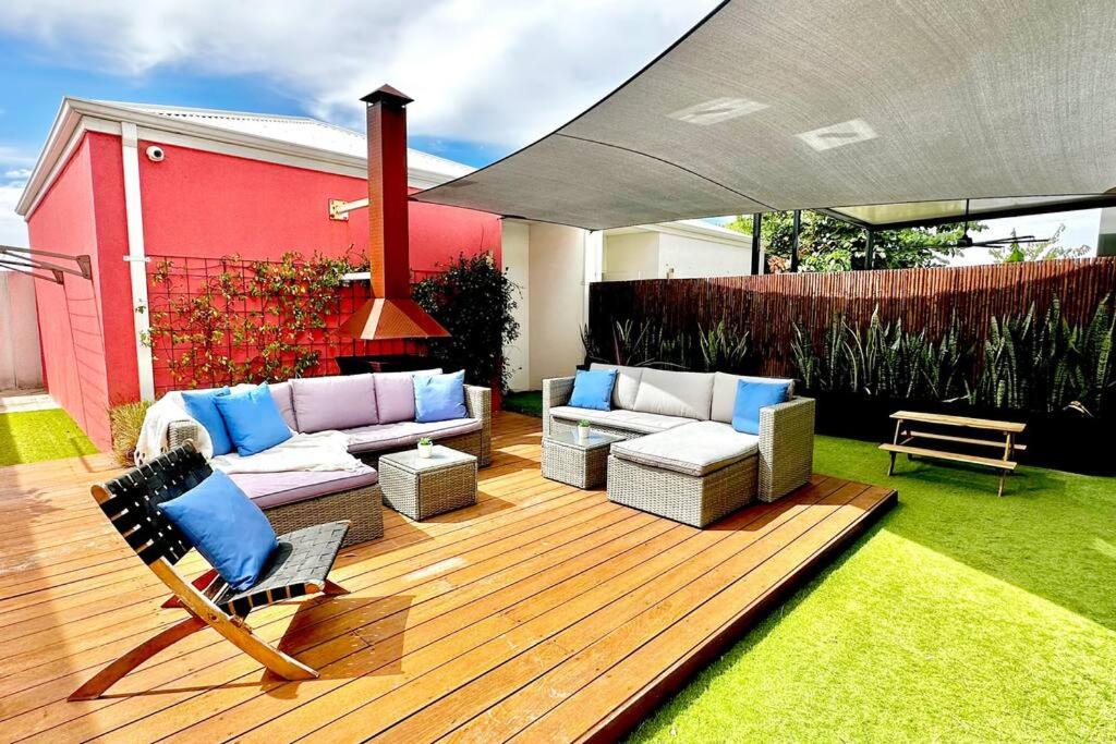 Seaside Beach House, luxury 3x2, fire pit, secure garden, pet friendly, sleeps 8, opp cafe