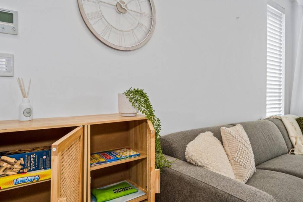 Seaside Beach House, luxury 3x2, fire pit, secure garden, pet friendly, sleeps 8, opp cafe