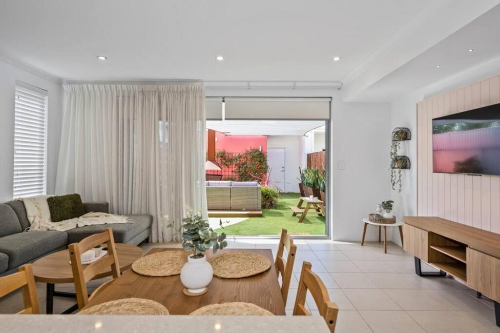 Seaside Beach House, luxury 3x2, fire pit, secure garden, pet friendly, sleeps 8, opp cafe