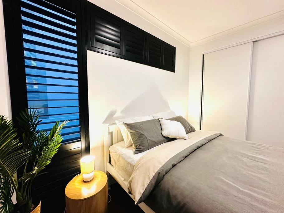 Seaside Beach House, luxury 3x2, fire pit, secure garden, pet friendly, sleeps 8, opp cafe