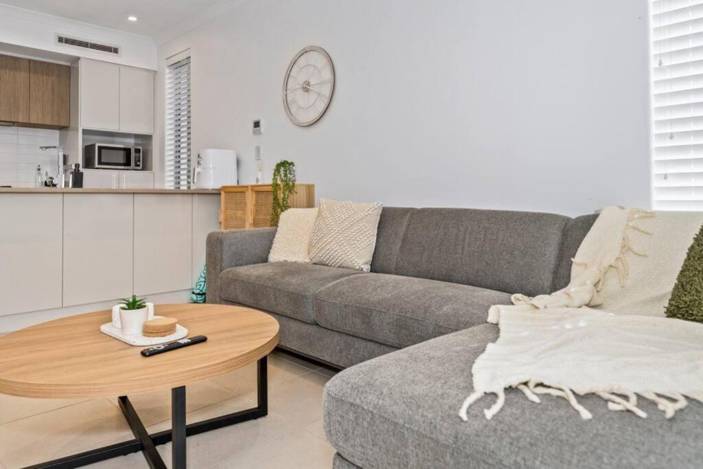 Seaside Beach House, luxury 3x2, fire pit, secure garden, pet friendly, sleeps 8, opp cafe