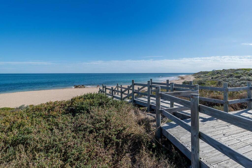 Seaside Beach House, luxury 3x2, fire pit, secure garden, pet friendly, sleeps 8, opp cafe