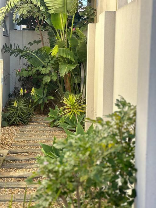 Seaside Beach House, luxury 3x2, fire pit, secure garden, pet friendly, sleeps 8, opp cafe