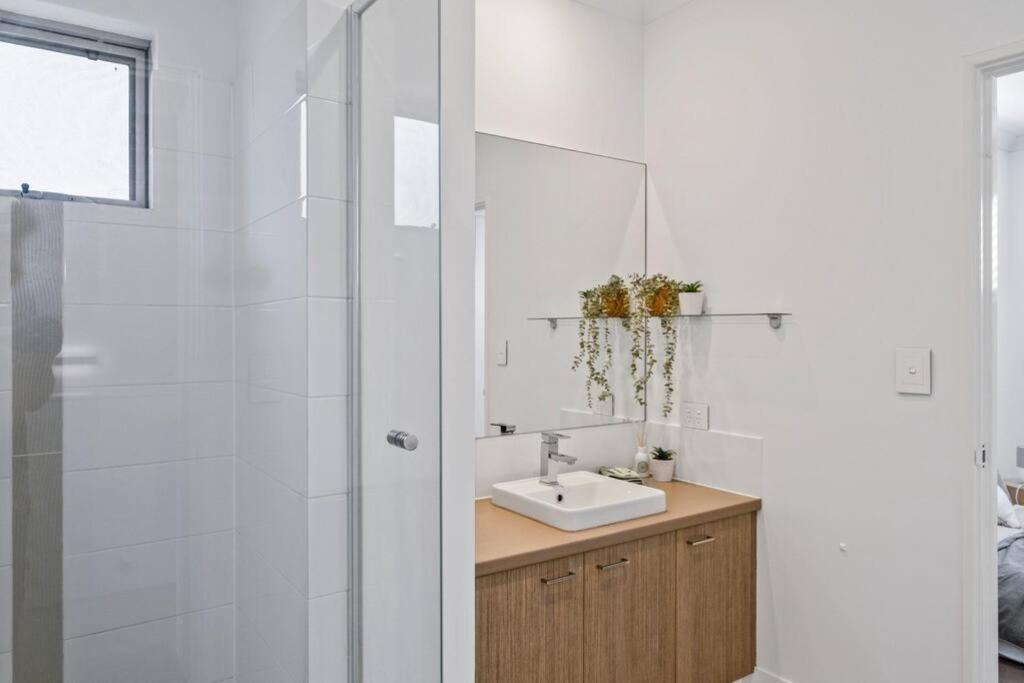 Seaside Beach House, luxury 3x2, fire pit, secure garden, pet friendly, sleeps 8, opp cafe