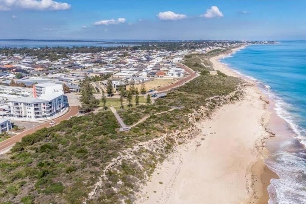 Seaside Beach House, luxury 3x2, fire pit, secure garden, pet friendly, sleeps 8, opp cafe