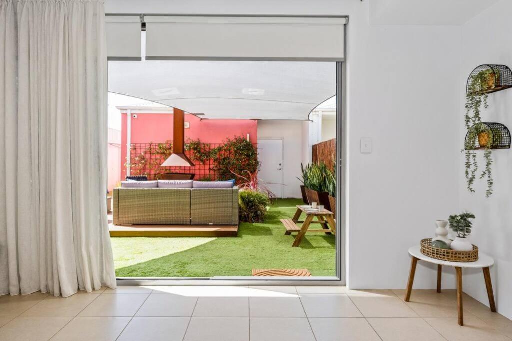 Seaside Beach House, luxury 3x2, fire pit, secure garden, pet friendly, sleeps 8, opp cafe