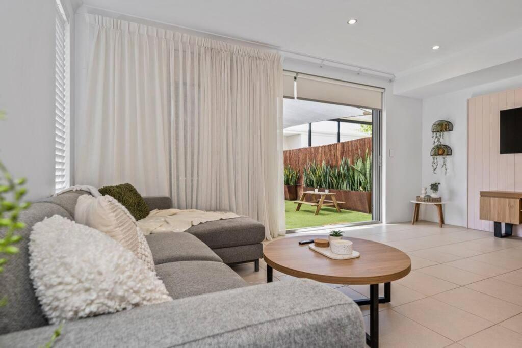 Seaside Beach House, luxury 3x2, fire pit, secure garden, pet friendly, sleeps 8, opp cafe