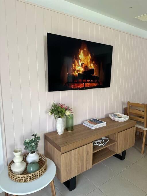 Seaside Beach House, luxury 3x2, fire pit, secure garden, pet friendly, sleeps 8, opp cafe