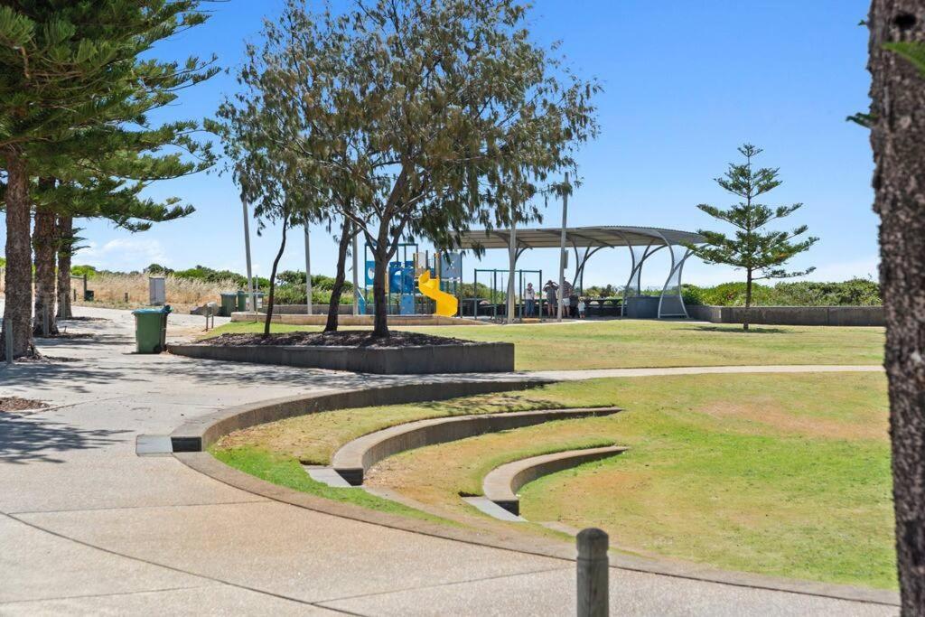 Seaside Beach House, luxury 3x2, fire pit, secure garden, pet friendly, sleeps 8, opp cafe