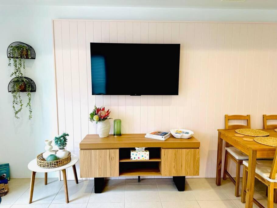 Seaside Beach House, luxury 3x2, fire pit, secure garden, pet friendly, sleeps 8, opp cafe