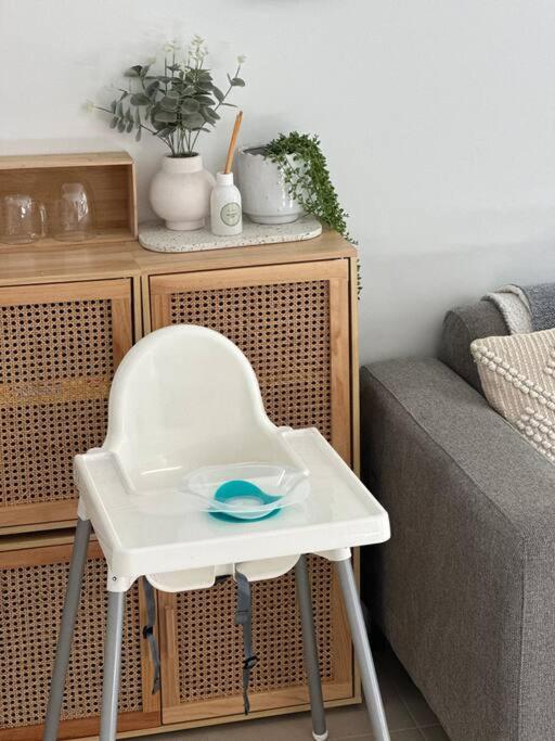 Seaside Beach House, luxury 3x2, fire pit, secure garden, pet friendly, sleeps 8, opp cafe