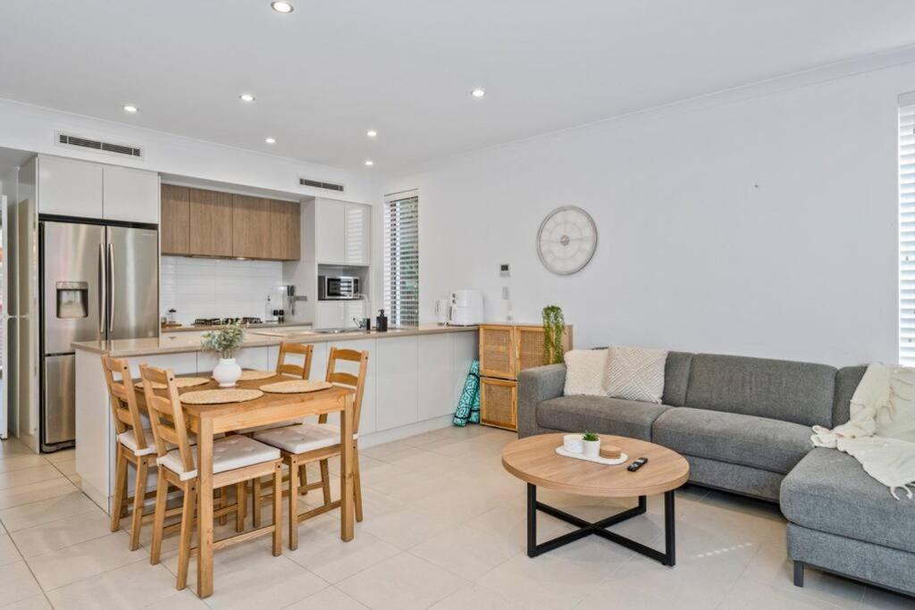 Seaside Beach House, luxury 3x2, fire pit, secure garden, pet friendly, sleeps 8, opp cafe