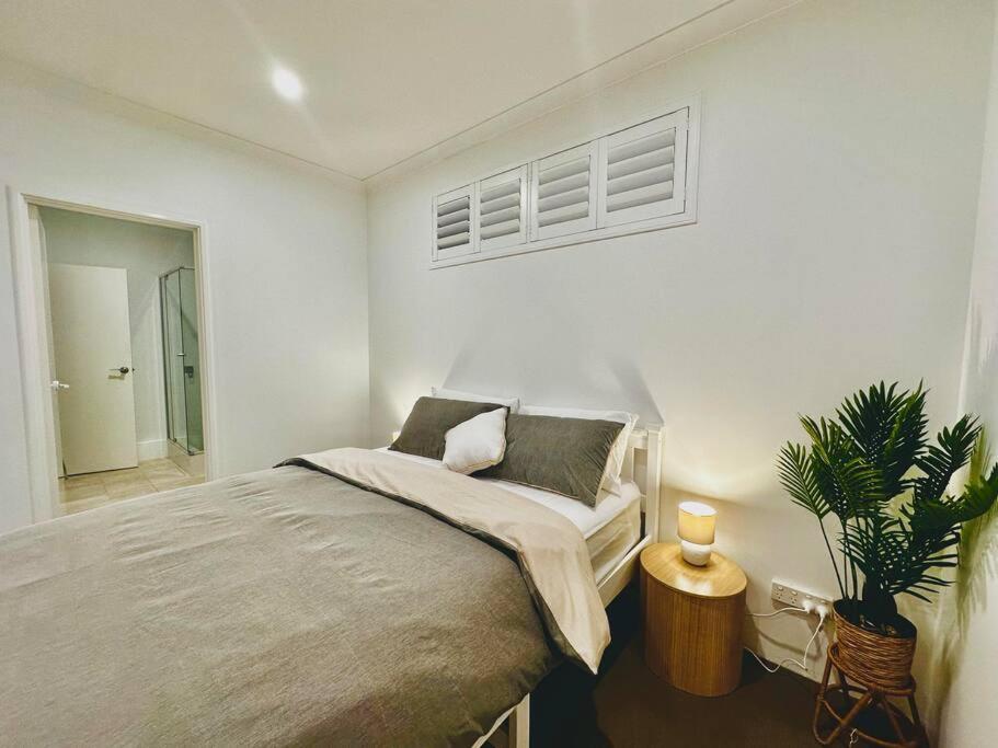 Seaside Beach House, luxury 3x2, fire pit, secure garden, pet friendly, sleeps 8, opp cafe