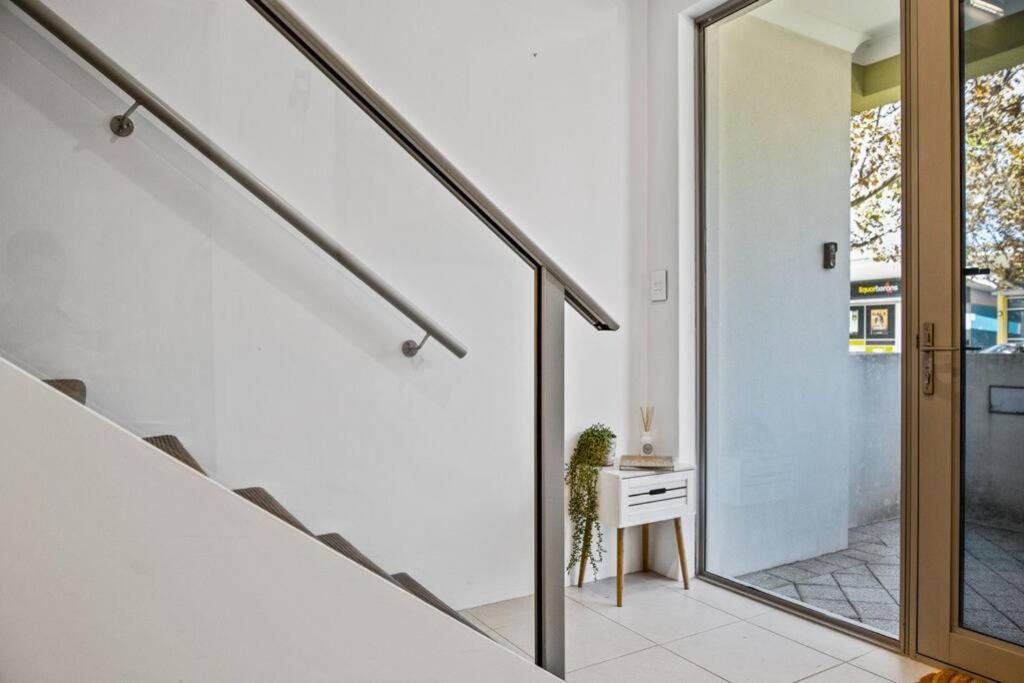 Seaside Beach House, luxury 3x2, fire pit, secure garden, pet friendly, sleeps 8, opp cafe