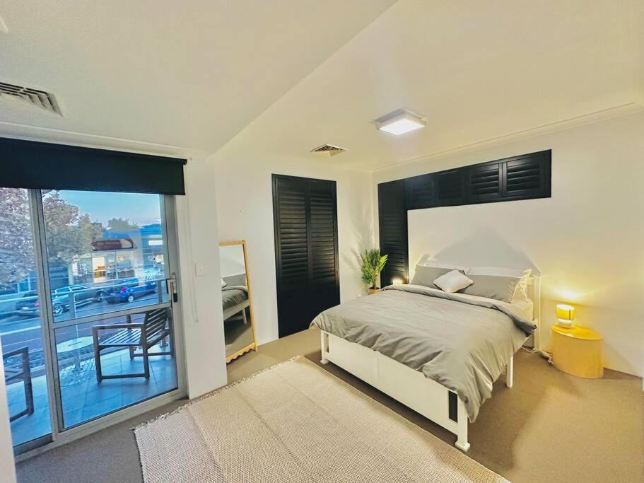 Seaside Beach House, luxury 3x2, fire pit, secure garden, pet friendly, sleeps 8, opp cafe