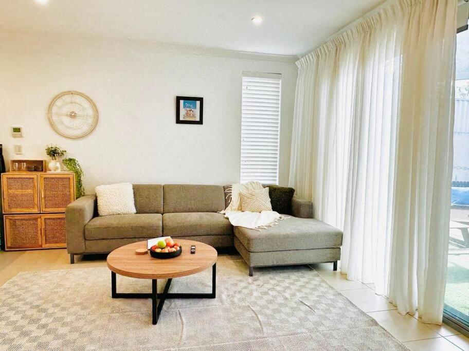 Seaside Beach House, luxury 3x2, fire pit, secure garden, pet friendly, sleeps 8, opp cafe