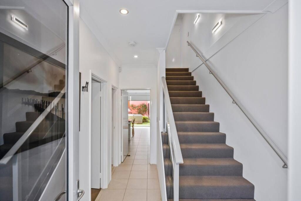 Seaside Beach House, luxury 3x2, fire pit, secure garden, pet friendly, sleeps 8, opp cafe
