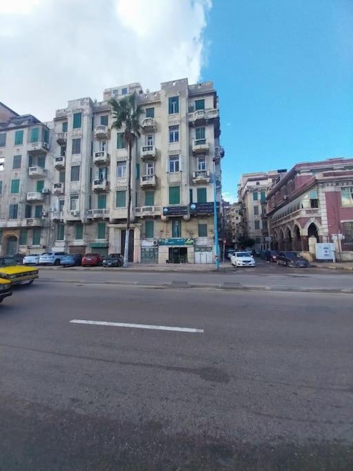Alexander, bahary downtown