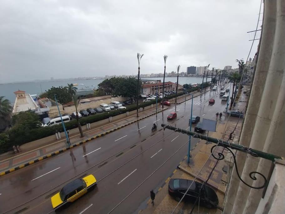 Alexander, bahary downtown