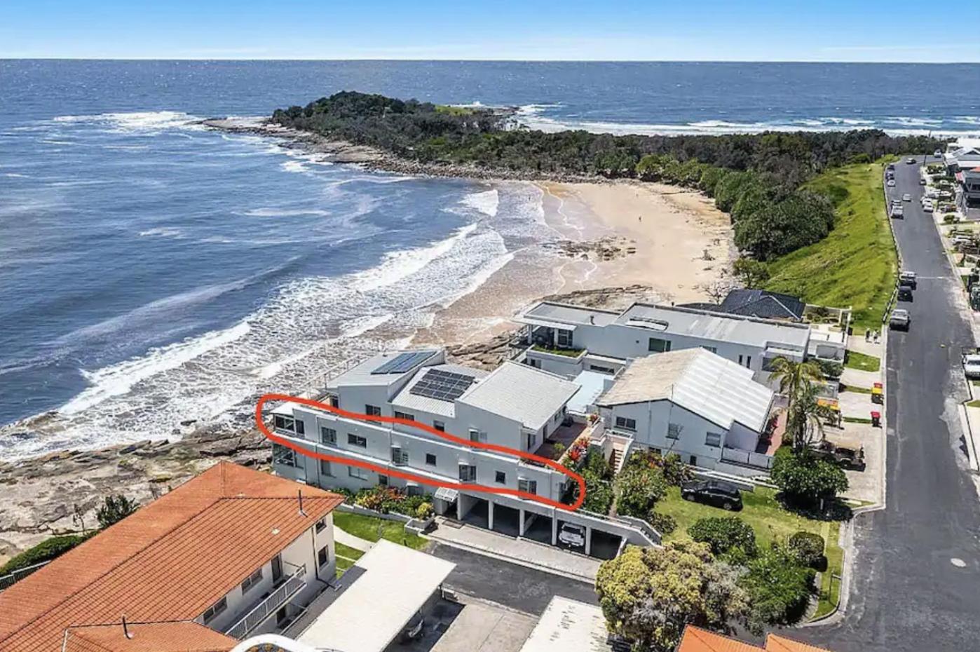 Hotel Luxe Oceanfront Apartment - Image 1