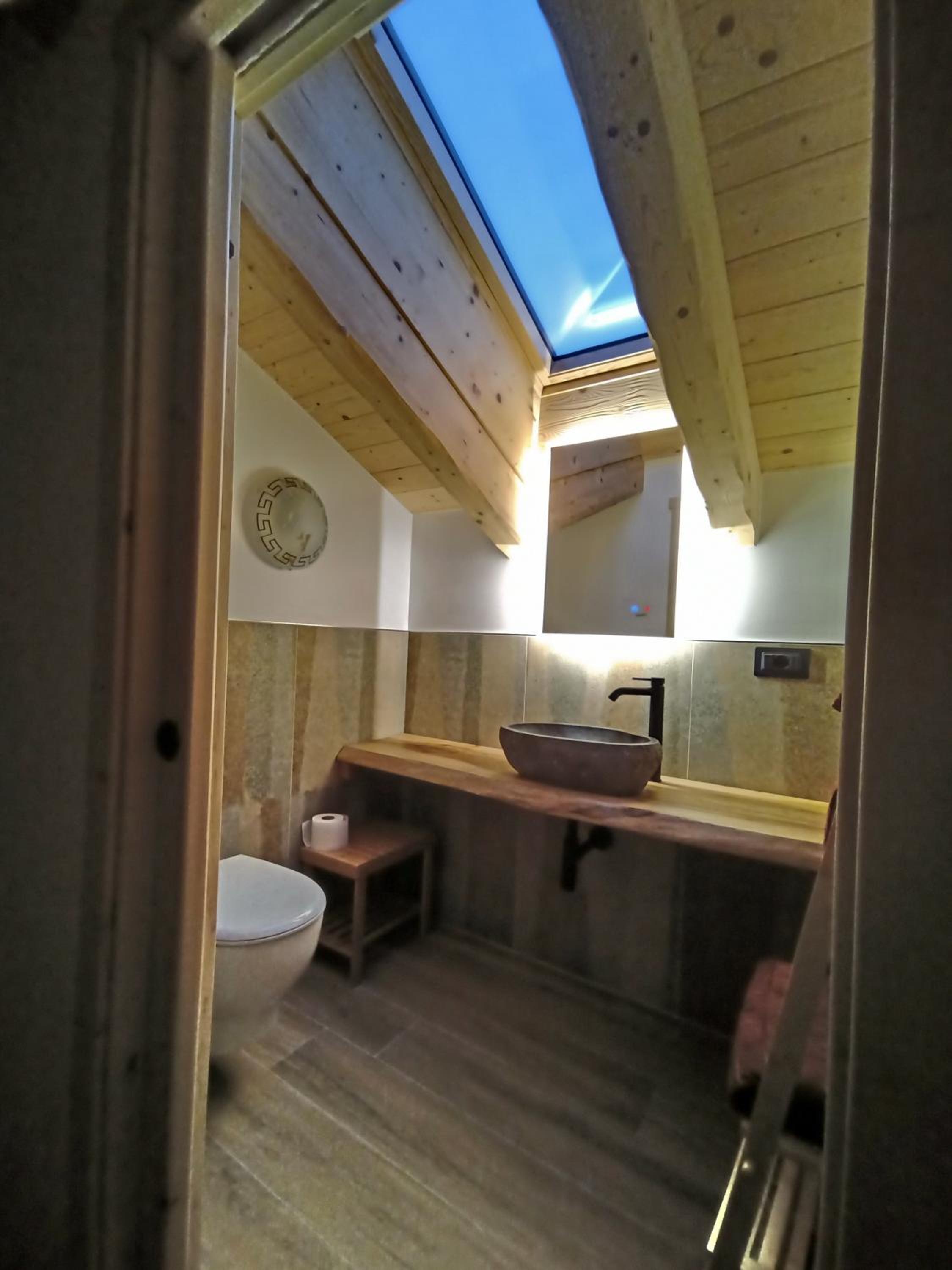 Pur Mountain View Flat en Ledro — bathroom