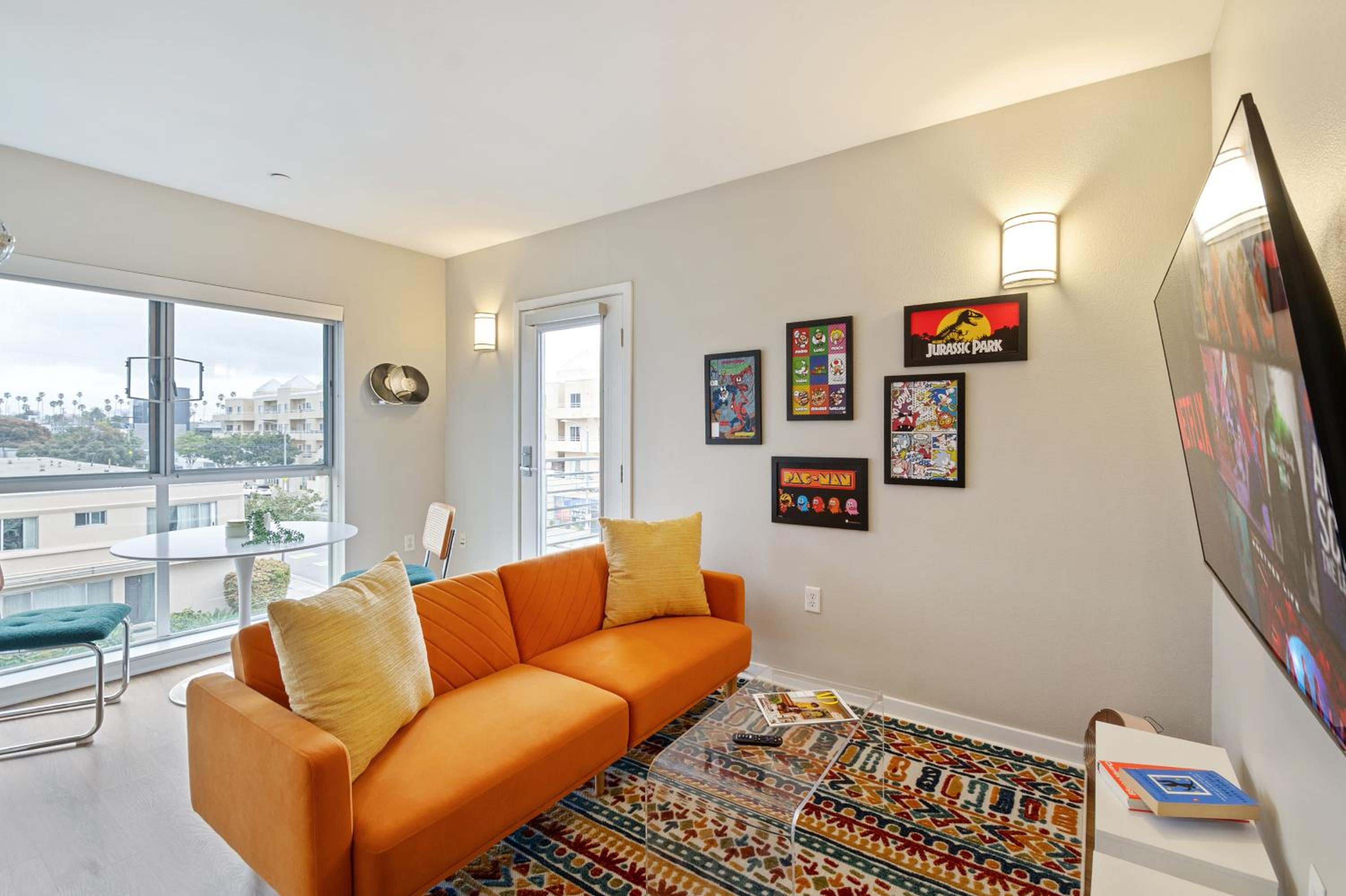Los Angeles Vacations - Artistic Studio in Downtown SM with Breathtaking Skyline View - Property Image 6