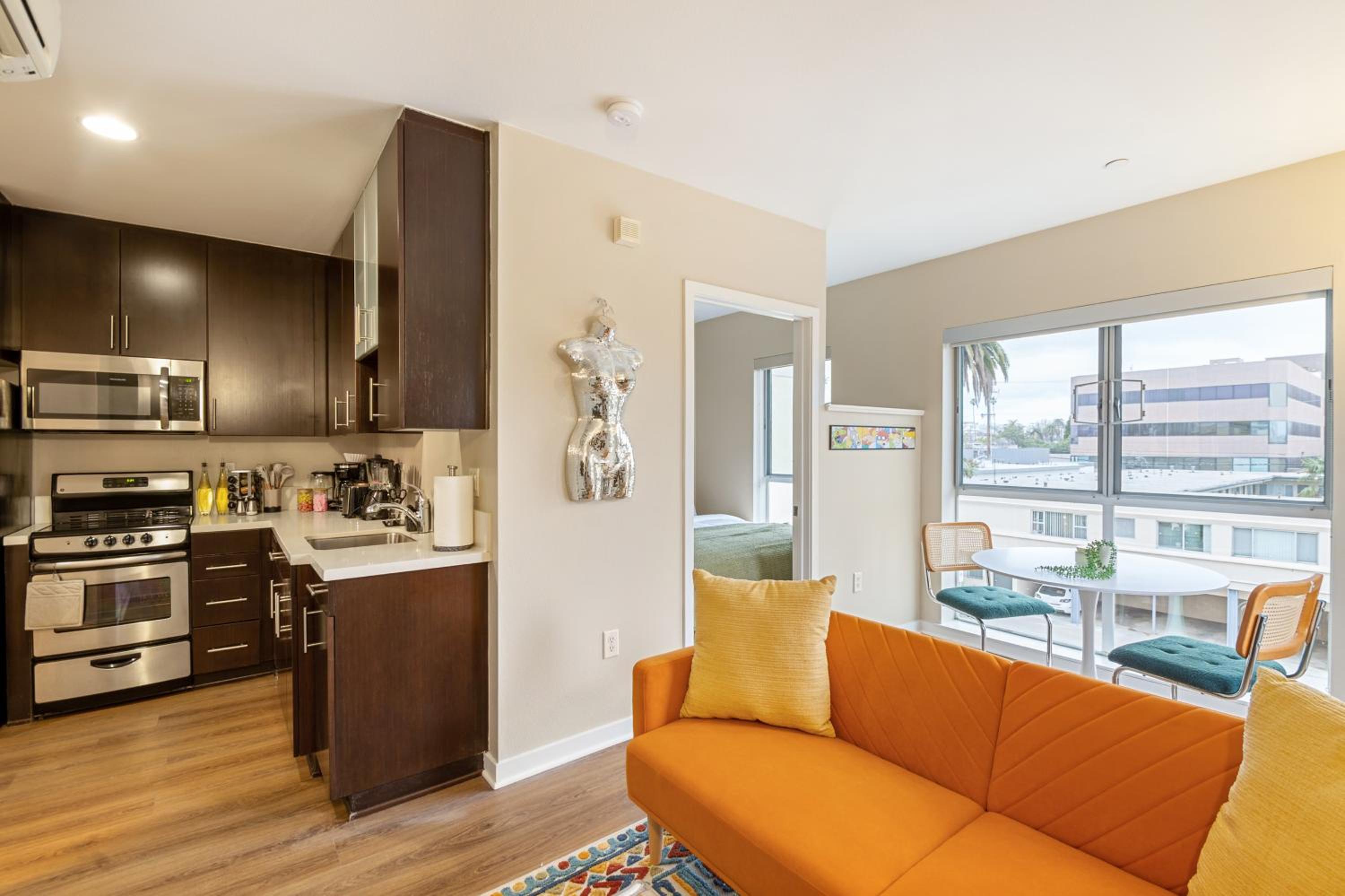 Los Angeles Vacations - Artistic Studio in Downtown SM with Breathtaking Skyline View - Property Image 12