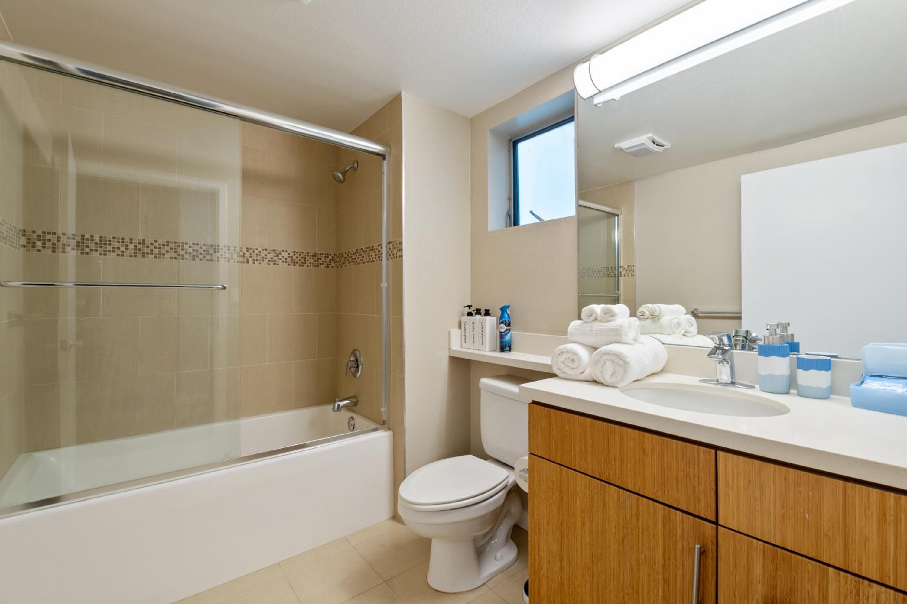 Los Angeles Vacations - Artistic Studio in Downtown SM with Breathtaking Skyline View - Property Image 4