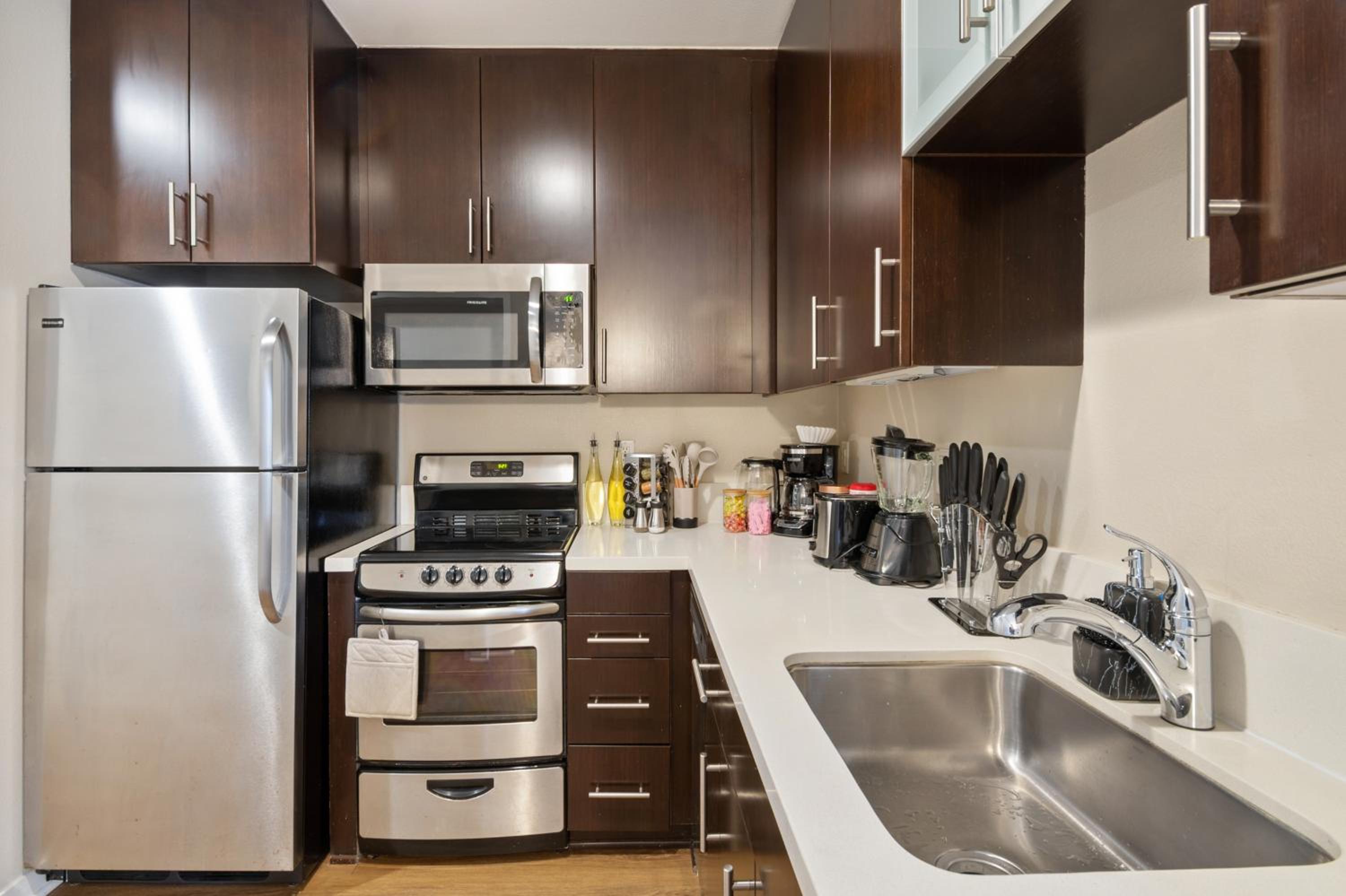 Los Angeles Vacations - Artistic Studio in Downtown SM with Breathtaking Skyline View - Property Image 3