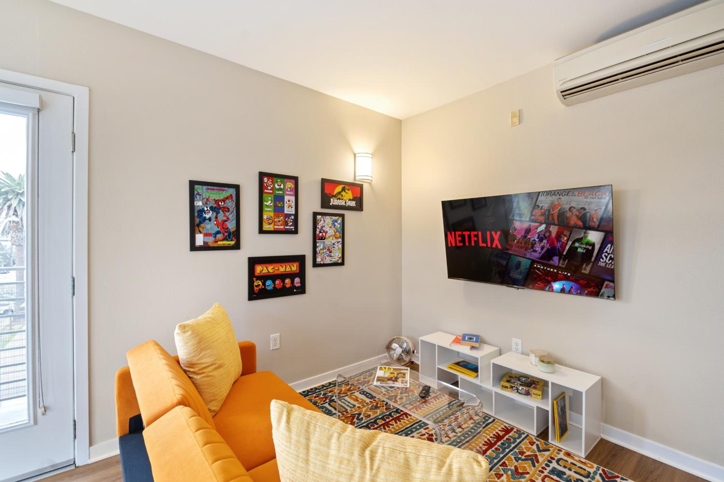 Los Angeles Vacations - Artistic Studio in Downtown SM with Breathtaking Skyline View - Property Image 1
