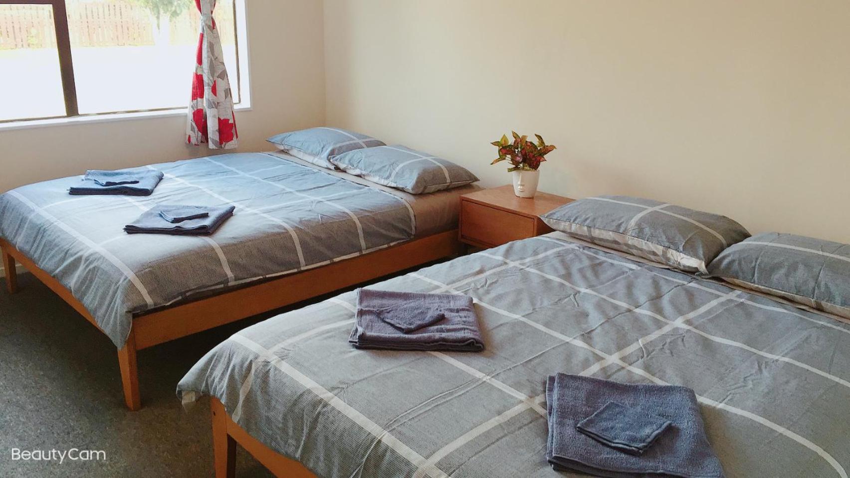4 Double Beds including 1 Sofa Bed, Studio B, 6a Chapman Place, Rotorua view 2