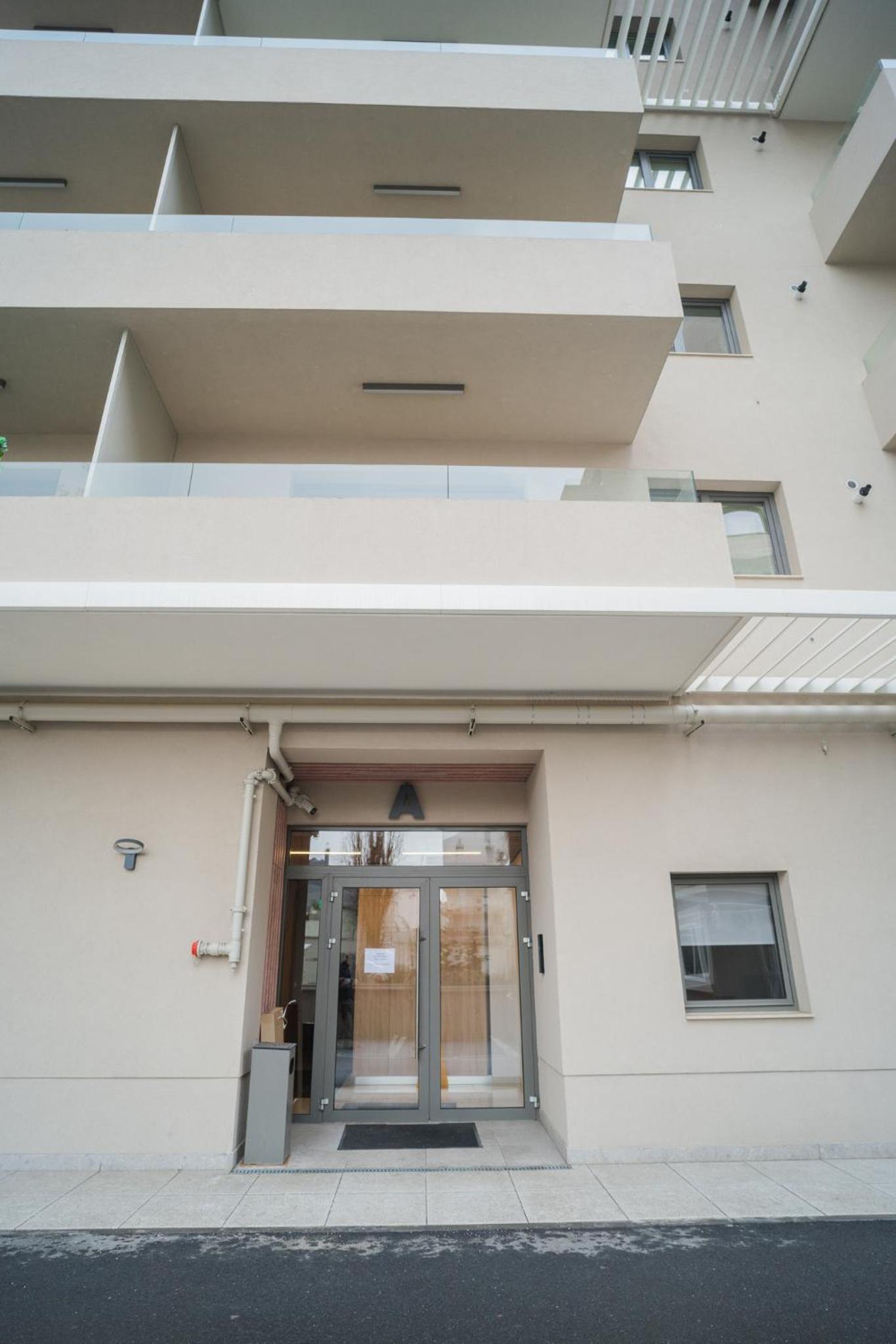 Hotel Central Apartments with City View & Large Balcony - Image 1