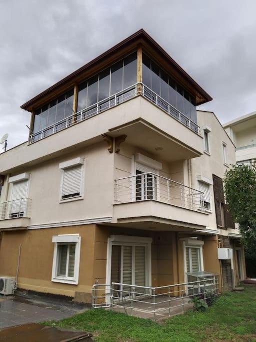 Denize Yakın Geniş Villa