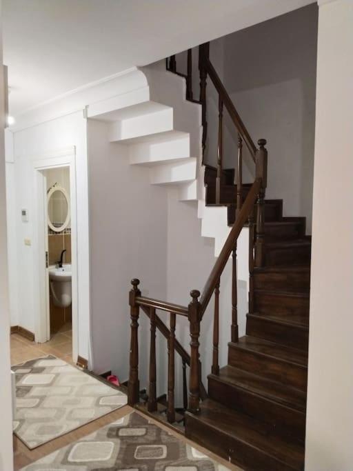 Denize Yakın Geniş Villa