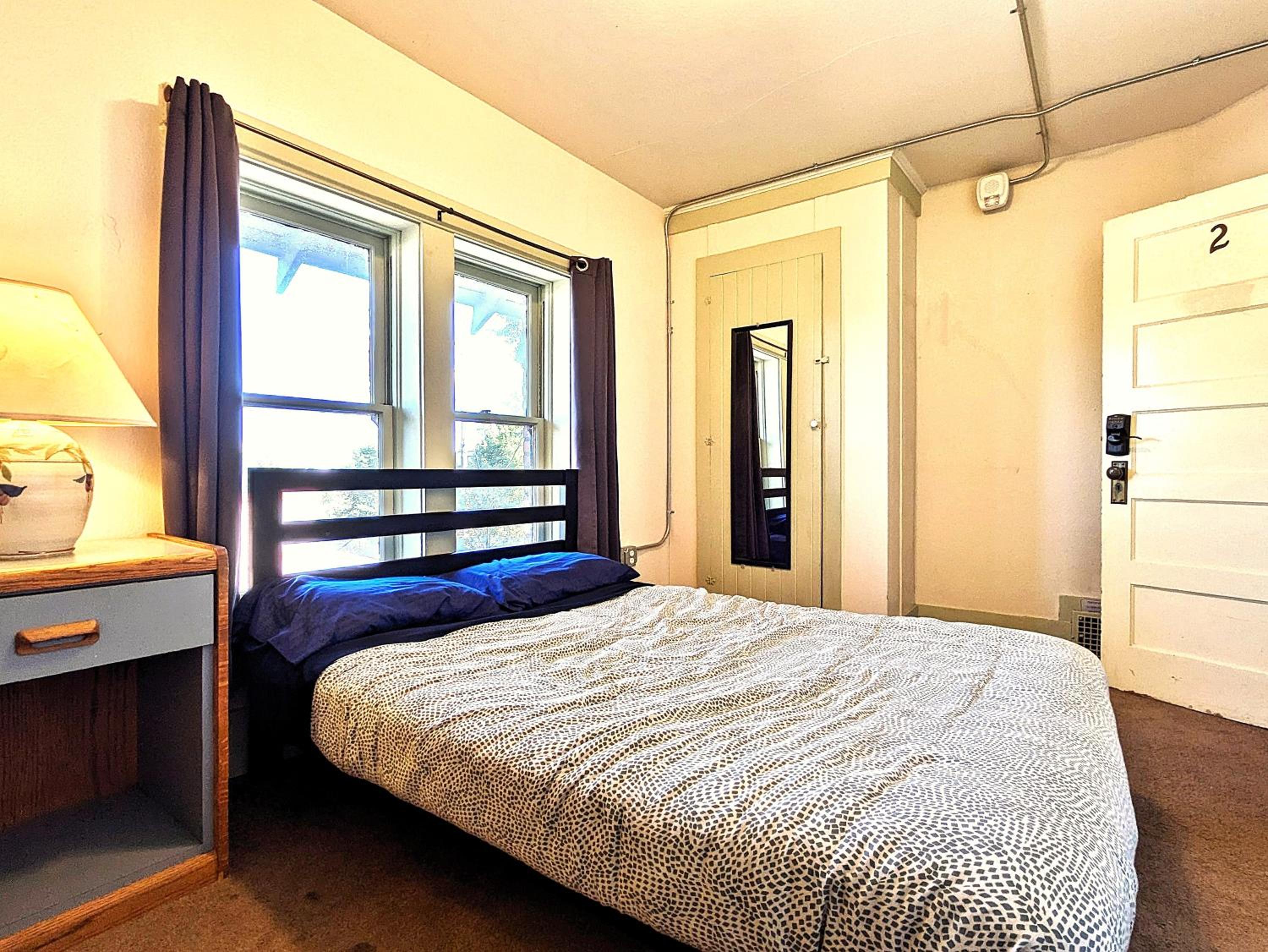 Bunk & Brew Historic Lucas House - Hostel