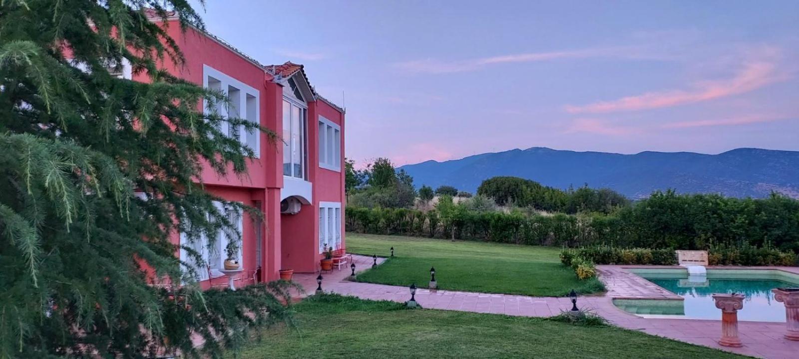 Villa AVRA