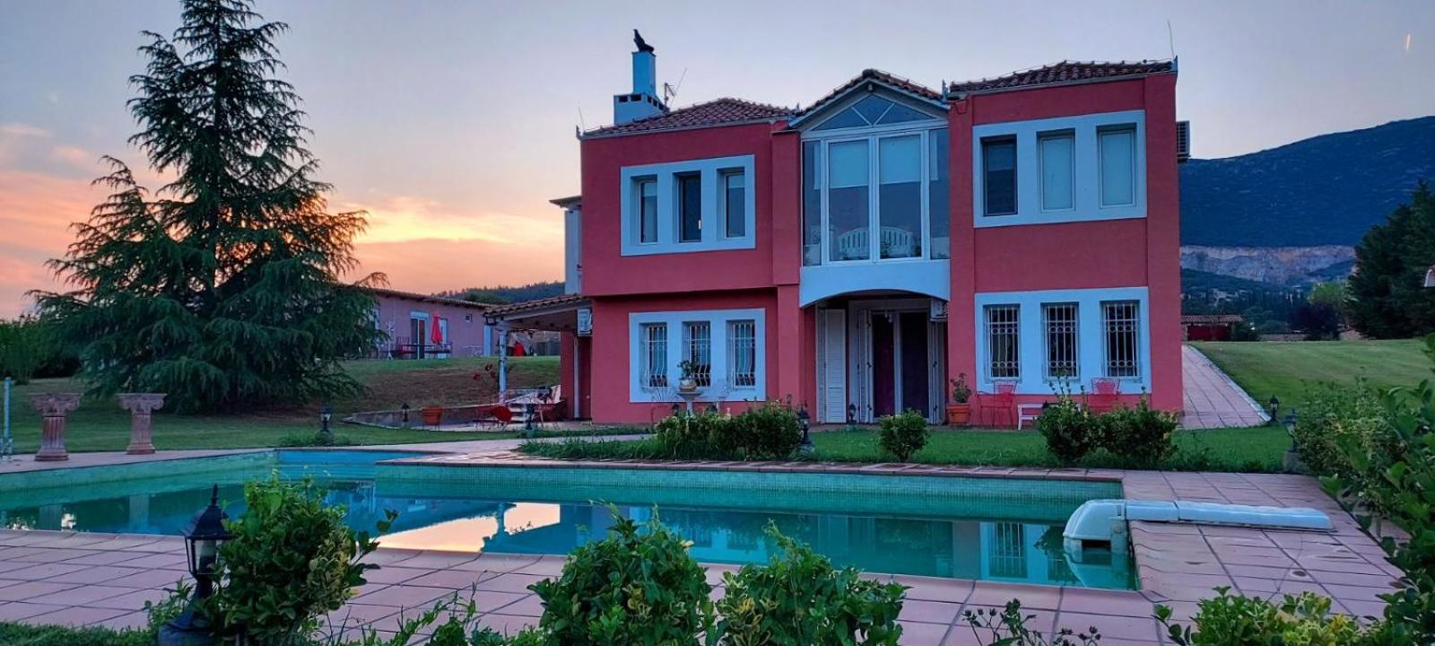 Villa AVRA
