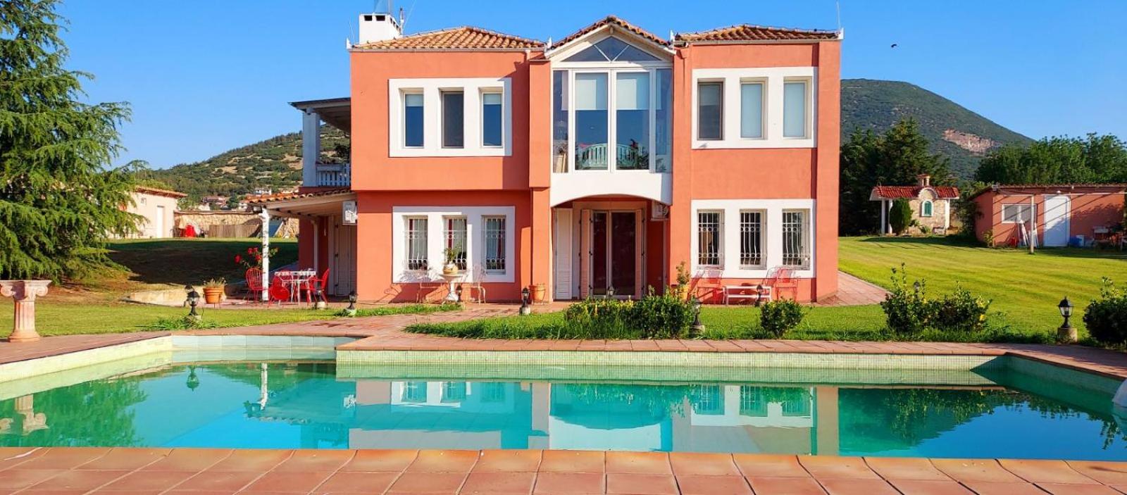 Villa AVRA