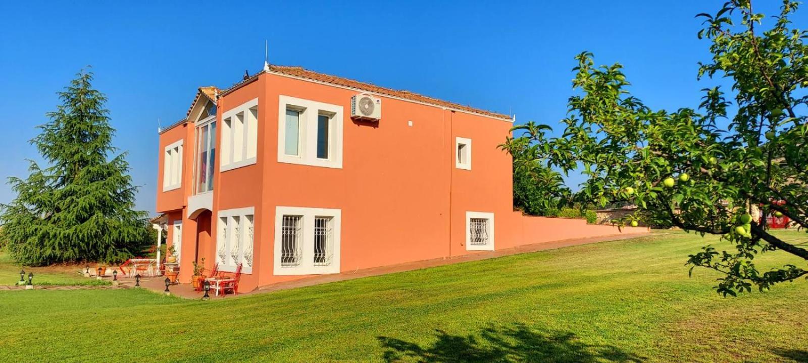 Villa AVRA