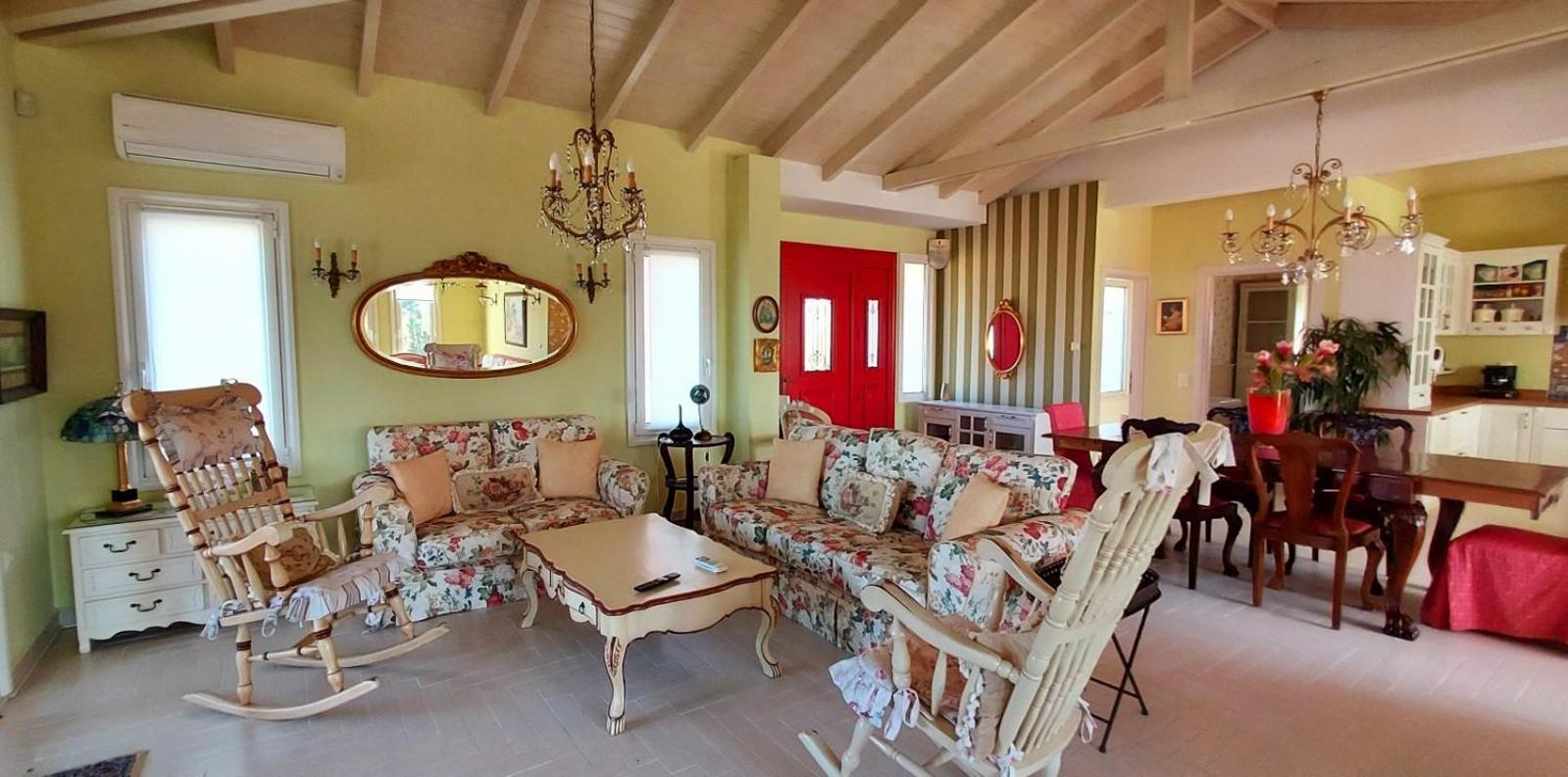 Villa AVRA