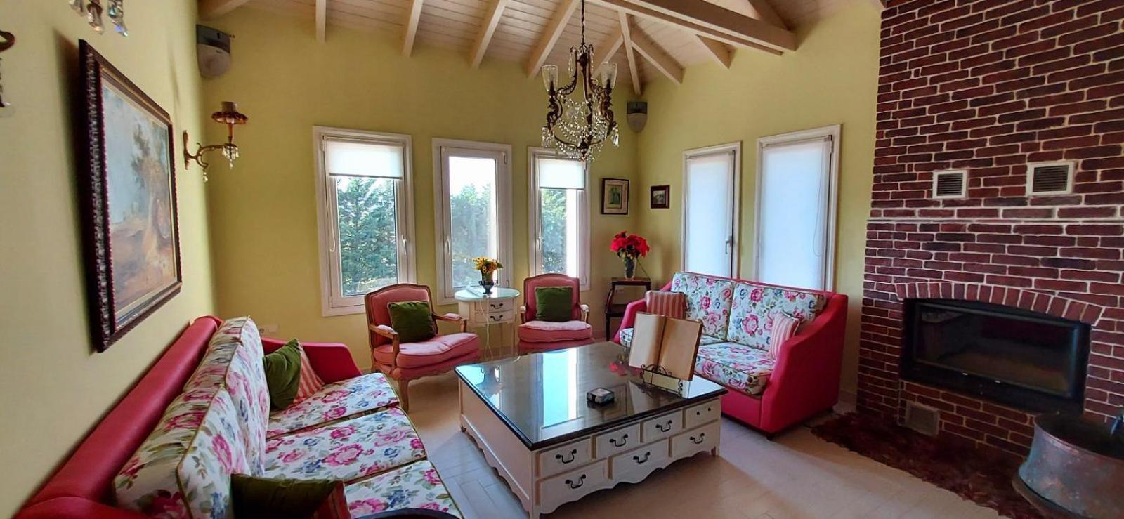 Villa AVRA