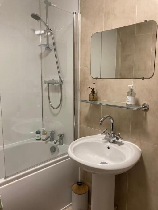 Free Parking, Near Airport, Aberdeen Uni and ARI view 4
