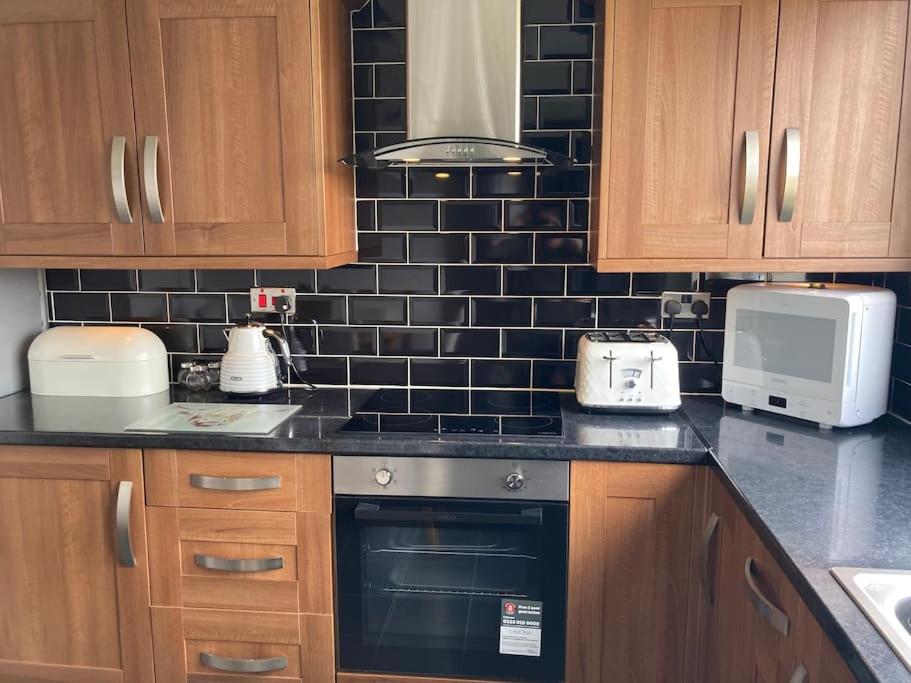 Free Parking, Near Airport, Aberdeen Uni and ARI view 5