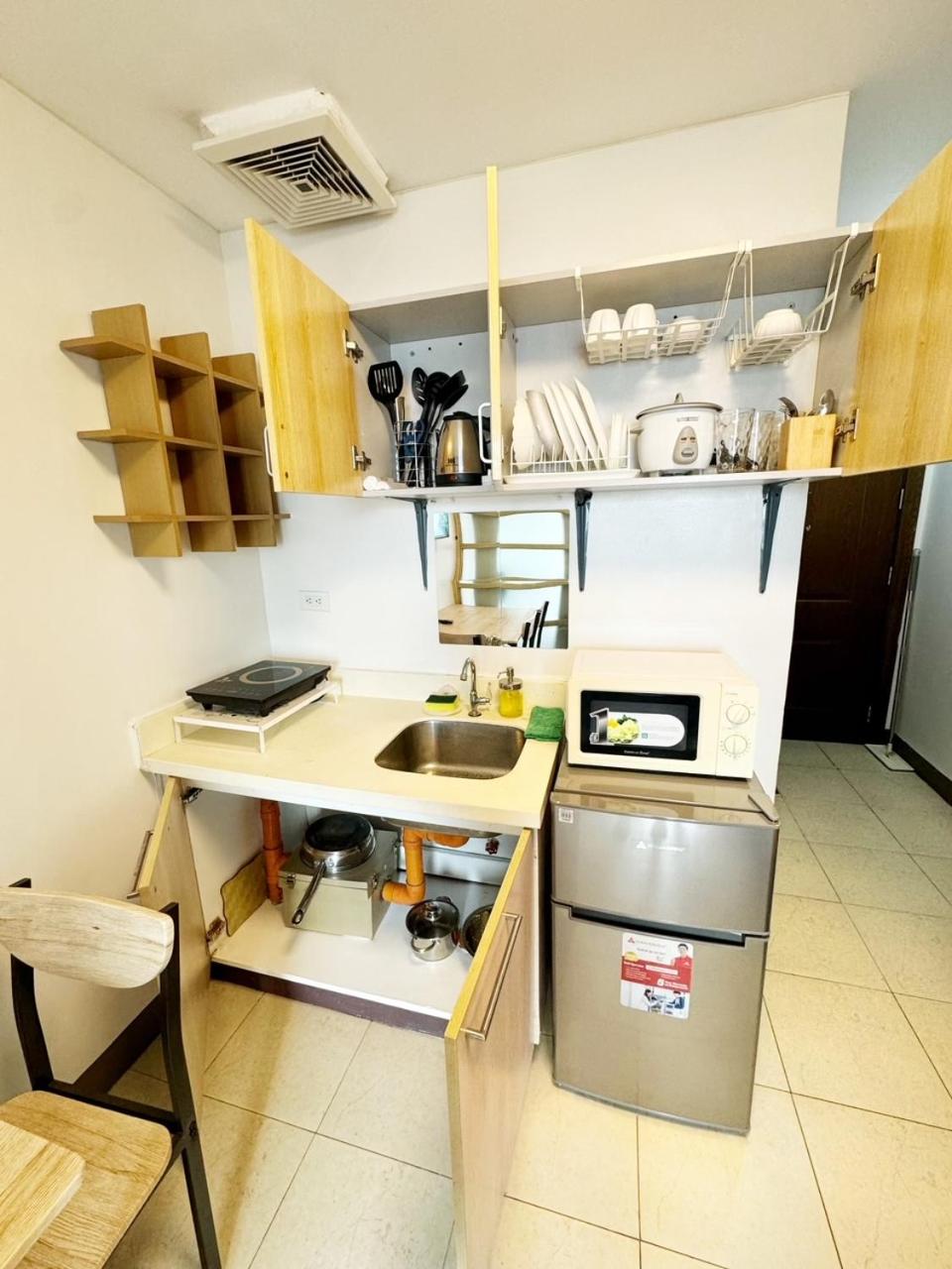 Fully Furnished 1BR Ridgewood Towers with 200Mbps WIFI view 5